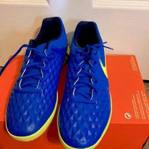 Nike Legend 8 Club IC, Size 9